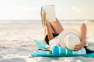 czytanie na plaży