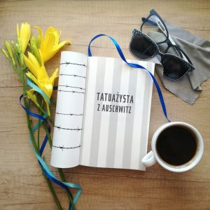 Tatuażysta z Auschwitz - recenzja wstrząsającej historii - kup książkę na www.taniaksiazka.pl